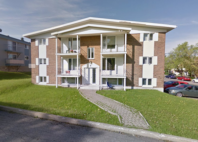 418-655-8281 À voir au 2 rue de la Vigie #5, à Lévis, beau grand 4 1/2, situé au 2e et dernier étage...