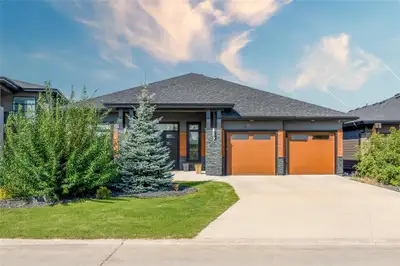 1R//Winnipeg/Bridgwater Trails - Rarely available, this custom-built Lake Front Bungalow on Rose Lak...