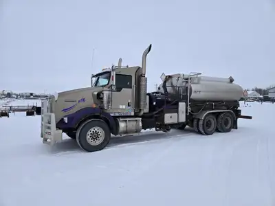 2007 Kenworth T800 6x4 Tandem Pressure Truck Comes with a Caterpillar C13 diesel engine, 380 hp, 358...