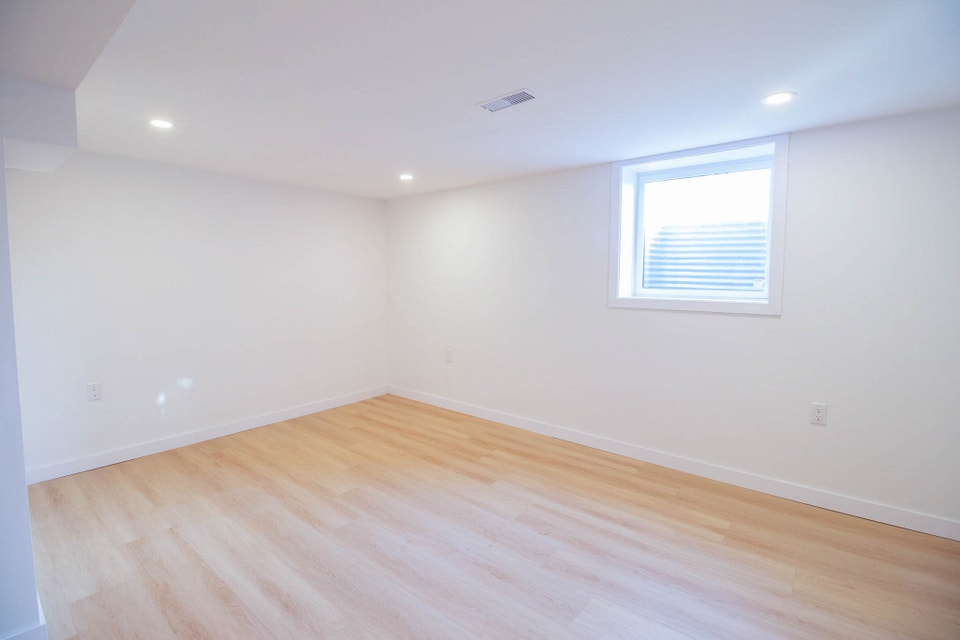 58 Churchill Ave, Welland - 1 Bedroom Lower Unit 2