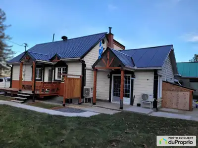 Propriété unique ayant gardé son charme - 4 chambres et peut facilement être utilisée en bi-générati...