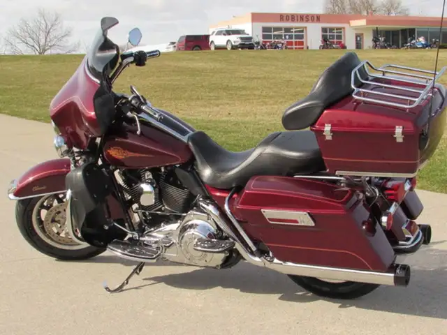 2008 Harley-Davidson FLHTC Electra Glide Classic in Sport Touring in Leamington - Image 3