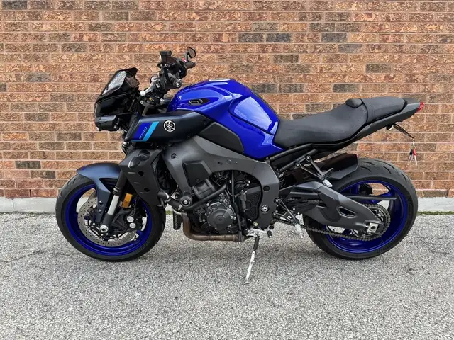 2024 Yamaha MT-10 **ONE OWNER** **RACEFIT PIPE** in Street, Cruisers & Choppers in Markham / York Region - Image 3
