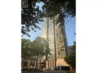 This spacious corner residence at Pacific Place Landmark II offers 1,092 sq. ft. of comfortable livi...