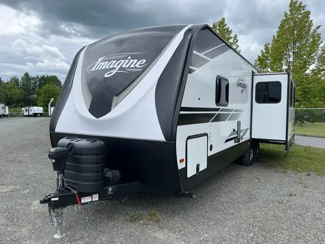 2022 Grand Design Imagine in Travel Trailers & Campers in Terrace - Image 2