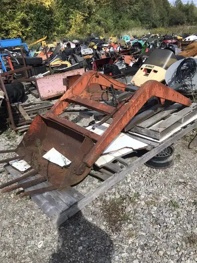 Complete with lift cylinders and hydraulic hoses to put on your Allis Chalmers tractor or may adapt...