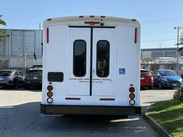 2016 Ford E-350 Econoline Super Duty 8 Passenger Wheelchair Acce in Heavy Trucks in City of Montréal - Image 10
