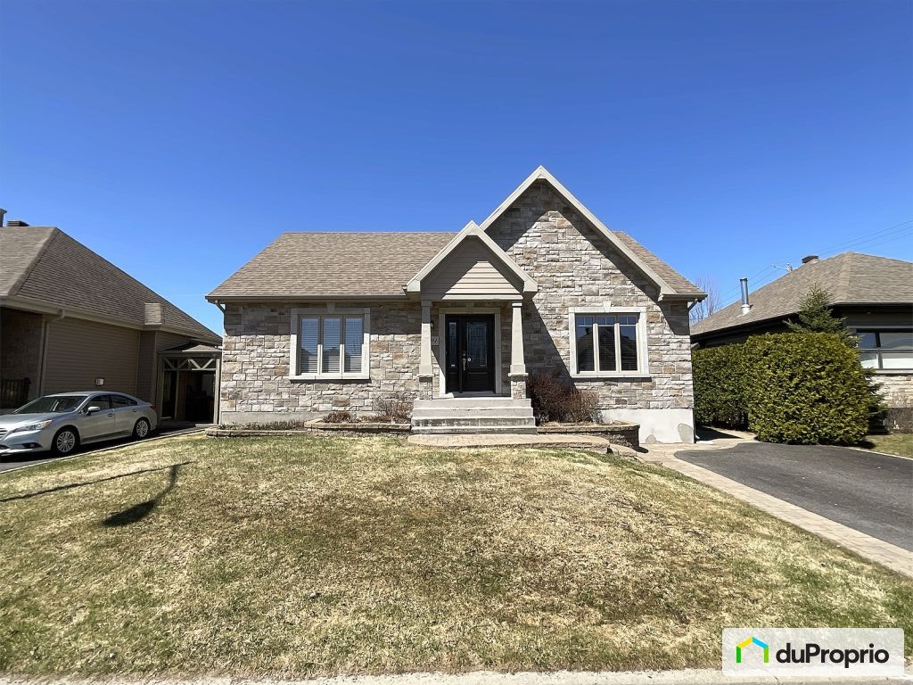 $574,000 - Bungalow for sale in St-Redempteur — photo 1