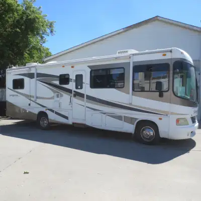 One local owner,clean carfax,Ford V10 gas 550 workhorse engine and chassis,well maintained with reco...