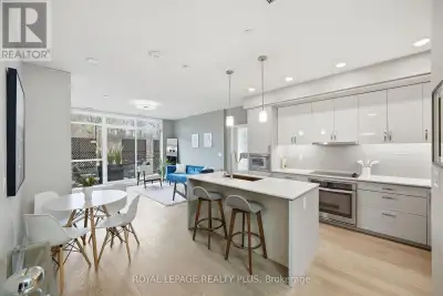 Situated in one of South Mississauga's most desirable communities, this sunny west-facing suite has...
