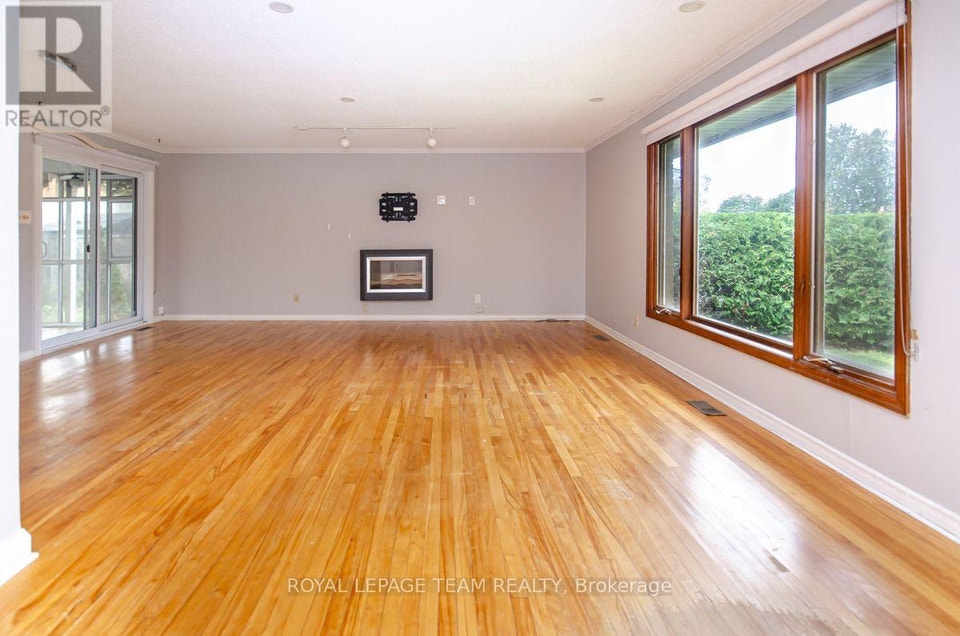 84 STARWOOD ROAD Ottawa, Ontario 3