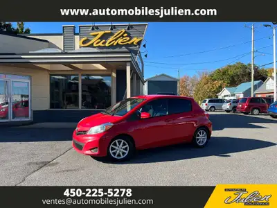 Découvrez la vibrante Toyota Yaris 2014 en rouge éclatant! Cette petite voiture hayon charmante est...