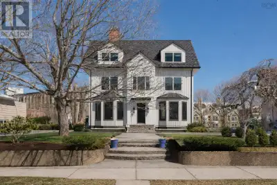 An extraordinary and exceptionally rare offering on iconic Young Avenue. Set on a just under 20,000...