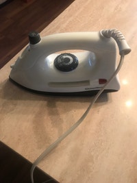 Clothes Iron - Like New - Used a few Times - KITCHENWORKS St. Catharines Ontario Preview