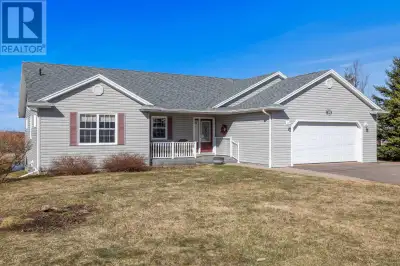 Welcome to this beautiful and spacious home located on a quiet crescent in the desirable West Royalt...