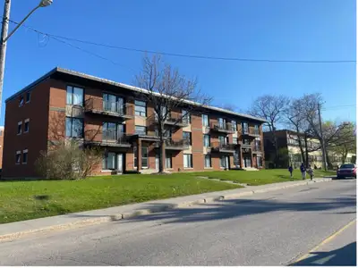 4 1/2 sur Boul.Neilson à 1295$/mois chauffé pour MAI ou JUIN Logement rénové en 2015, très propre et...