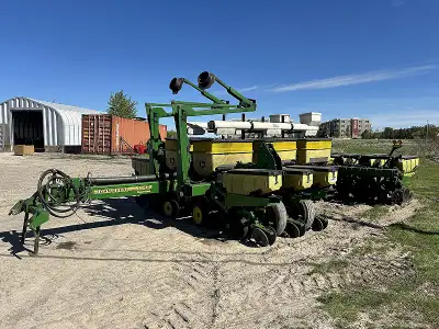 1996 JOHN DEERE 1770 CONSERVATION PLANTER STOCK #A118371 12 ROW 30 INCH PLANTER DRY FERTILZIZER WITH...