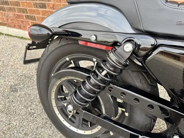 2022 Harley-Davidson Iron 883 **VANCE & HINES PIPES** **TONS OF  in Street, Cruisers & Choppers in Markham / York Region - Image 12