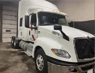 Stock #: V424142 Tandem Axle Sleeper Tractor, International A26 engine (475) HP, Eaton Fuller Ultra...