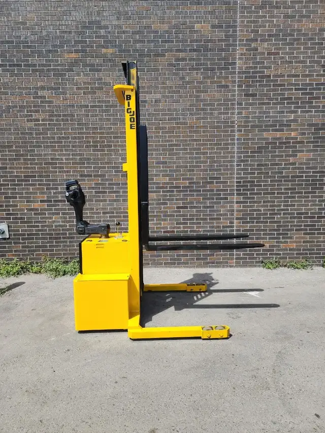 Big Joe Stacker WALK-BEHIND Forklift with 3000lbs capacity in Heavy Equipment in Mississauga / Peel Region - Image 5