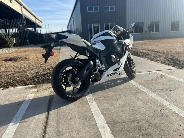 2025 HONDA CBR1000RR - WHITE! in Street, Cruisers & Choppers in Sudbury - Image 7