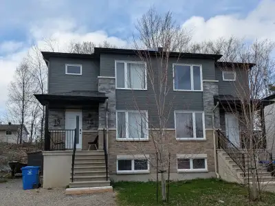 Construction neuve à Buckingham. Cet appartement vient avec 1 chambre à coucher. 1 espaces de statio...