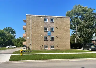Bachelor Apartment Available from $1,099/month + Hydro 273 Queen Street, Sarnia, ON (Between Devine...