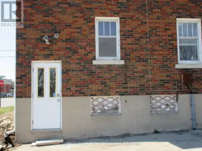 598 SQUARE FEET OF OFFICE SPACE AVAILABLE ON SECOND FLOOR IN DOWNTOWN WOODSTOCK. ENTRANCE FROM PARKI...