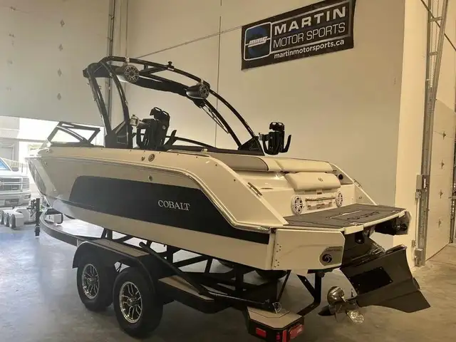 2025 Cobalt Boats CS23 Surf in Powerboats & Motorboats in Saskatoon - Image 5