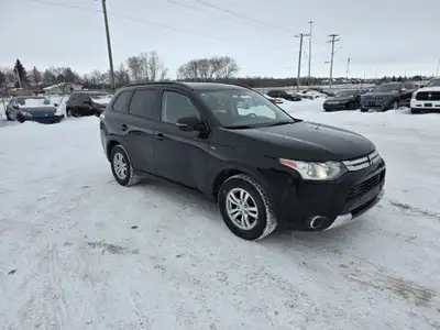 PRICE REDUCED!!! NO ACCIDENTS!!! AWD!! 7 PASSENGER!! ROOM FOR THE ENTIRE FAMILY!!! 2015 Mitsubishi O...