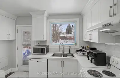 Three bedroom detached house on Yonge and steels, Female only Shared kitchen shared two full bathroo...