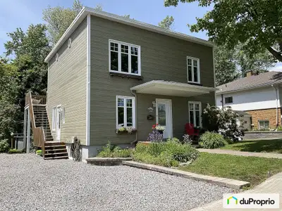 Duplex transformé en maison unifamiliale, rénové au cours des années, intéressant pour une maison bi...