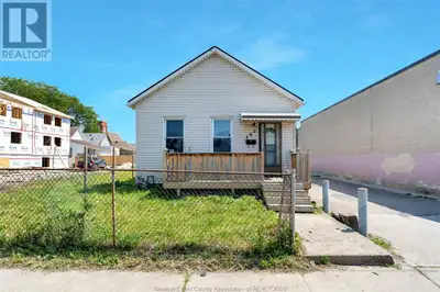 Welcome to 769 Brant in a revitalizing area of Windsor Close to Riverfront, Casino, night life, shop...