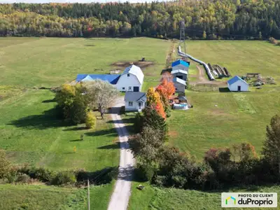 Vous aurez un véritable coup de coeur pour cette magnifique ferme de 320 acres à sept minutes de tou...