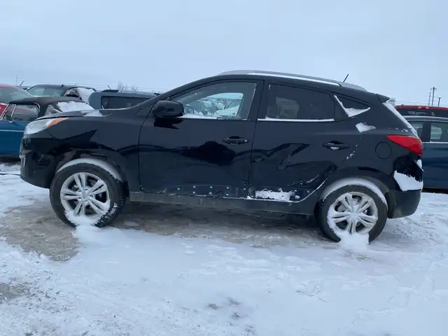 2011 Hyundai Tucson FWD 4dr I4 Auto GLS *ONLY FOR PARTS* in Auto Body Parts in Regina - Image 3
