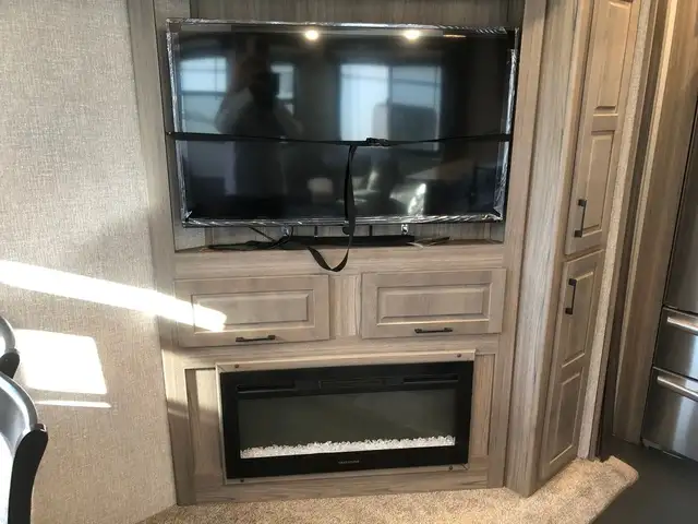 2020 Crossroads Cameo CE3801RK in Travel Trailers & Campers in St. Albert - Image 11