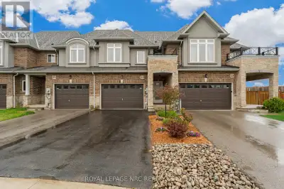 Fantastic 2-storey townhome in Stoney Creek! Open plan main-floor showcasing updated kitchen with ce...