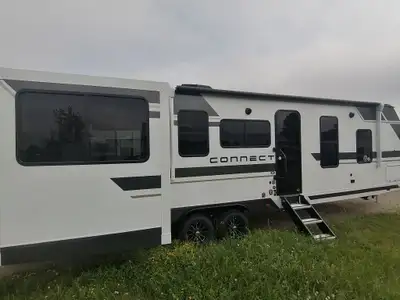 Head for the hills, lake, or woods in this spacious travel trailer. Once your gear is unloaded from...