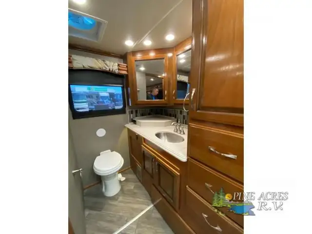 2018 Fleetwood RV Discovery 38K only 14,584 Miles in RVs & Motorhomes in Moncton - Image 39