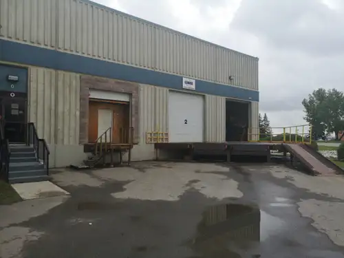 This warehouse space is located centrally in Calgary between Blackfoot and Deerfoot. It is shared sp...