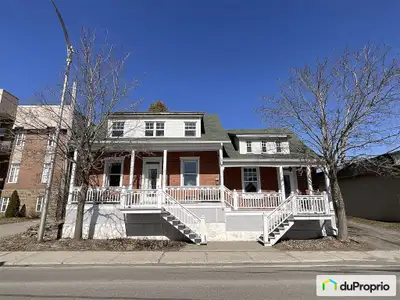 Maison ancestrale construite en 1904, ayant été rénovée et transformée au fil des années. Deux logem...