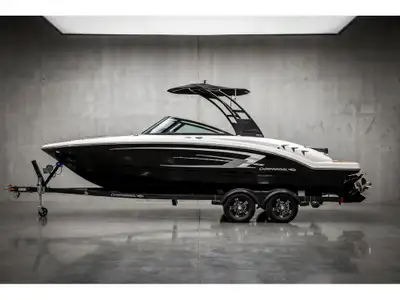FGB40312F626 Le Chaparral 23 SSI 2026 est la quintessence de la performance et du style. Ce bateau d...