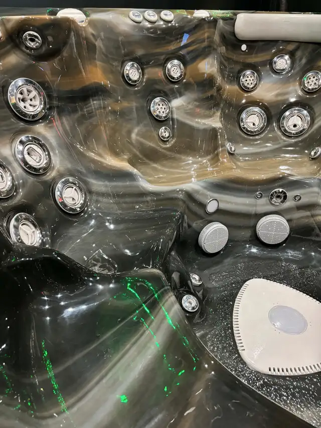 Self-Cleaning 6 person Hot Tub 62863275449091124