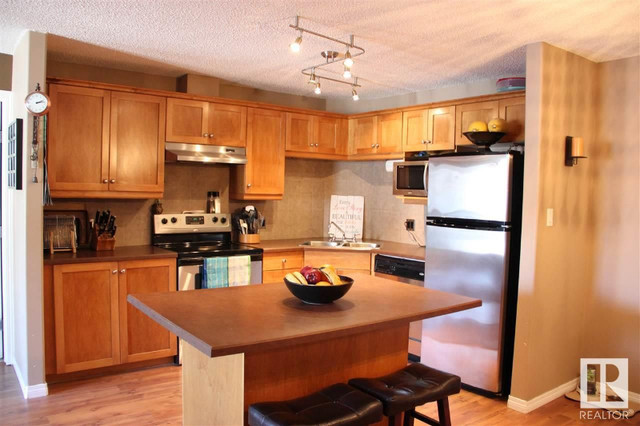 Well maintained 2 bedroom and 2 bath, TOP floor condo! in Condos for Sale in Edmonton - Image 4