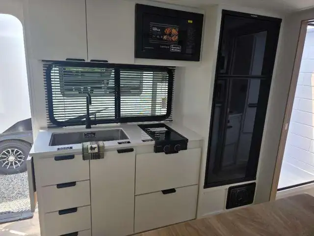2026 Winnebago Micro Minnie 2108DS in Travel Trailers & Campers in Penticton - Image 17