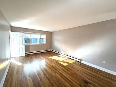 Spacious three-bedroom, main floor flat centrally located in Fairview. Walking distance to schools,...