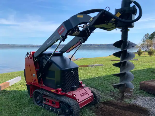 Toro Dingo 525 Narrow Track w/Attachments