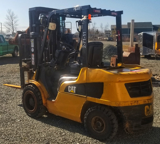 2011 Caterpillar 7000 lbs Pneumatic Tire Forklift - *DIESEL* in Other in Bedford - Image 3
