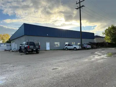 4F//Winnipeg/GREAT OPPORTUNITY THIS 4900 SQFT M1 ZONED''WHARE HOUSE / SHOP WITH LARGE 14 FT METAL FE...