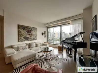 Superbe condo dans le Domaine Sous les Bois. Orientation Est, ses larges fenêtres permettent une bel...